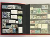 un livre dont les pages sont ornées de timbres et dont la couverture est rouge