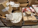 un grand nombre de cartons posés sur le sol