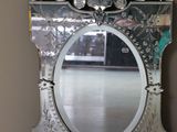 un miroir posé sur une table près d'un mur