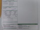 une pile de papiers posée sur une table en bois