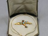 une petite boîte contenant un collier et des boucles d'oreilles