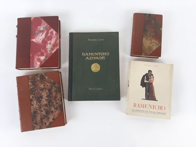 quatre livres empilés les uns sur les autres sur une surface blanche