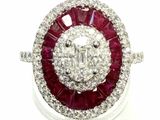 une photo d'une bague en or blanc sertie d'un diamant et d'un rubis