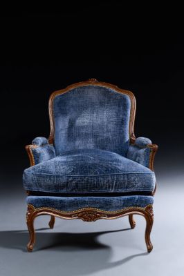 une vieille chaise dont l'assise est recouverte d'un tissu bleu