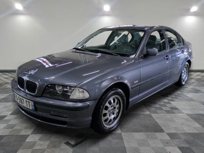 la photo d'une voiture garée dans un garage