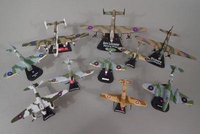 beaucoup de petits avions en jouet posés sur une table