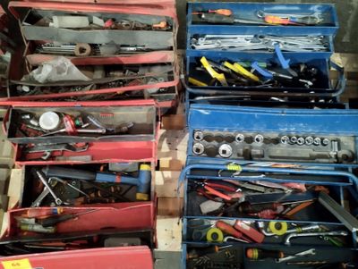 Maillet, lime, pince, douilles, équerre, pince à circlips, boîtes d'em - Photo 1