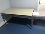 un bureau au plateau blanc dans une petite pièce