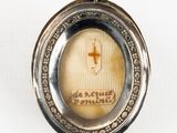 un cadenas argenté orné d'une croix