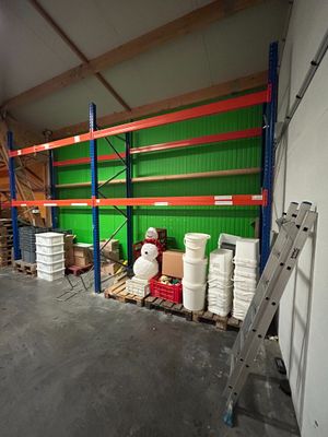 une grande pièce avec des étagères et une échelle à l'intérieur