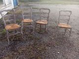 quatre chaises disposées en cercle devant une maison