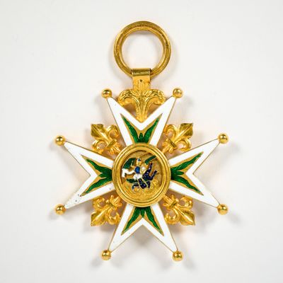 une étoile dorée ornée de motifs verts et blancs