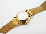 une image d'un gros plan d'une montre-bracelet sur une surface blanche