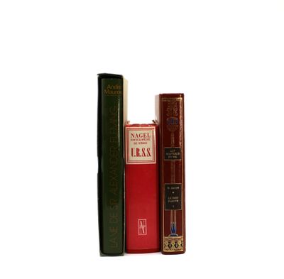 deux livres posés l'un à côté de l'autre sur une surface blanche