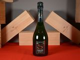 une bouteille de vin posée sur une table