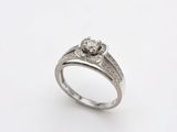 gros plan d'une bague en diamant sur fond blanc