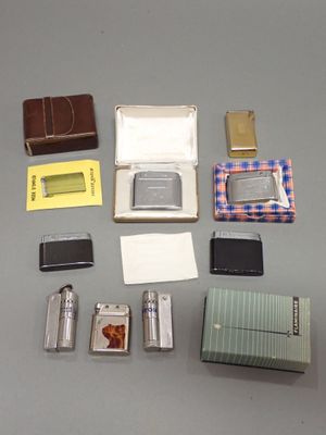 de nombreux types de briquets, disposés sur une table