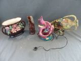 trois vases posés l'un à côté de l'autre sur une table