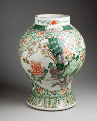 un vase orné d'un oiseau et de fleurs