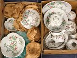 deux boîtes de tasses à thé et de soucoupes posées sur la table