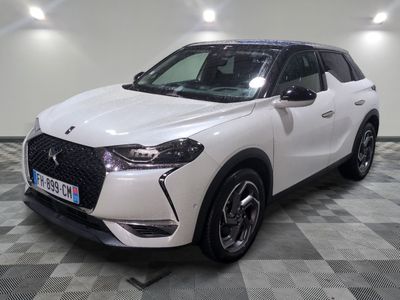 le nouveau suv dsx est garé dans la salle d'exposition