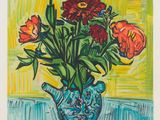 une peinture de fleurs dans un vase bleu sur une table