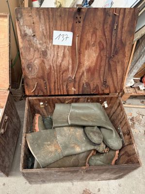 une boîte en bois contenant une paire de bottes