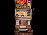 une machine à sous posée sur une table en bois