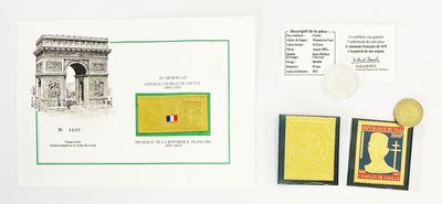 une photo d'une photo d'une carte postale et de quelques timbres