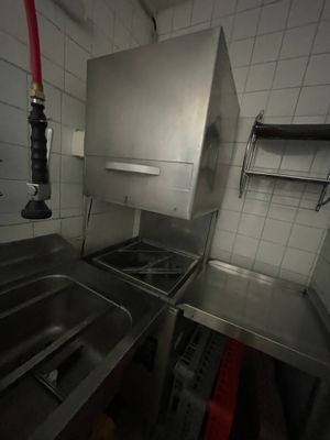 une cuisine équipée d'un évier, d'une cuisinière et d'un four