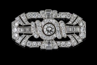 un gros plan sur une broche en diamant et or blanc