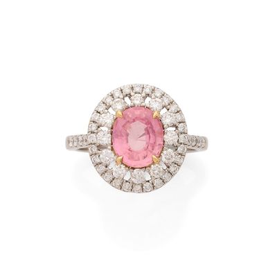 une bague en tourmaline rose et diamant