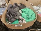 une boîte en carton remplie de vêtements et d'autres objets