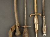Plusieurs types d'armes sont exposés sur un fond noir
