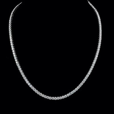 un gros plan d'un collier en diamants sur fond noir