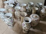 de nombreux vases posés par terre dans une pièce