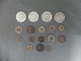 un lot de pièces de monnaie posées sur une table