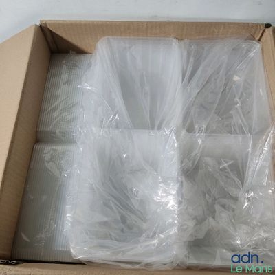 une boîte contenant tout un tas d'objets en plastique