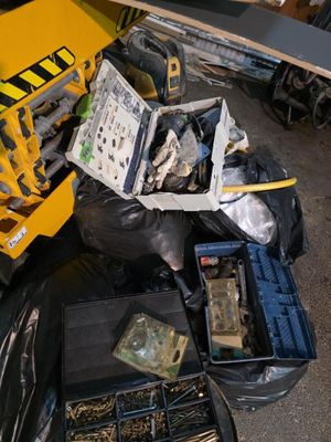 un tas d'outils en tout genre empilés par terre