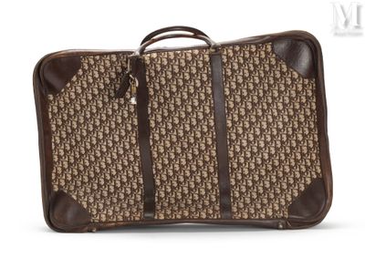 une image représentant une valise marron et noire munie d'une poignée marron