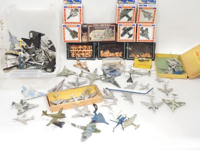 plein de petits avions jouets posés sur une table