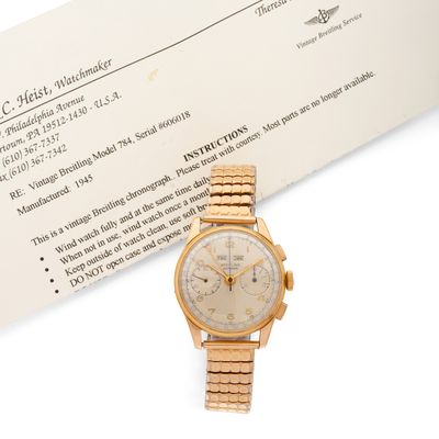 une photo d'une montre-bracelet en or posée à côté d'une carte de visite