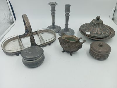 un grand nombre d'objets anciens qui se trouvent sur la table