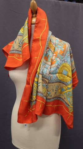 CELINE – Carré de soie Marly orange. Bon état