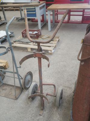 une table posée sur un chariot dans un garage
