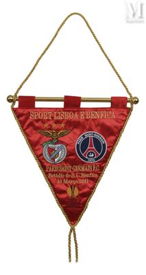 une image représentant un fanion rouge suspendu à une corde