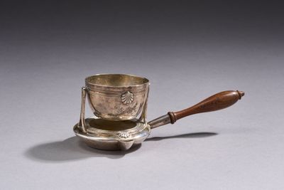 Passe thé en argent 1er titre (950°/°°) à décor de coquilles…