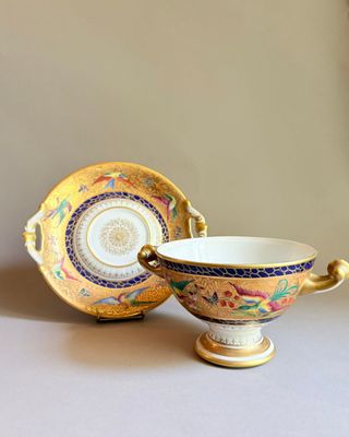 une tasse et une soucoupe placées l'une à côté de l'autre sur une table