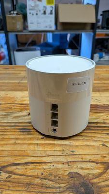 un purificateur d'air Apple posé sur une table en bois