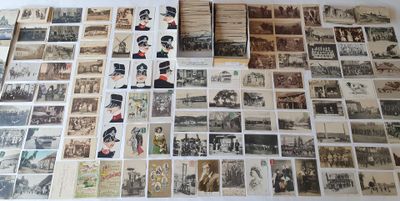 beaucoup de vieilles cartes postales sur la table